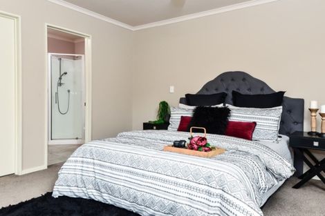 Photo of property in 90 Farnborough Drive, Grandview Heights, Hamilton, 3200