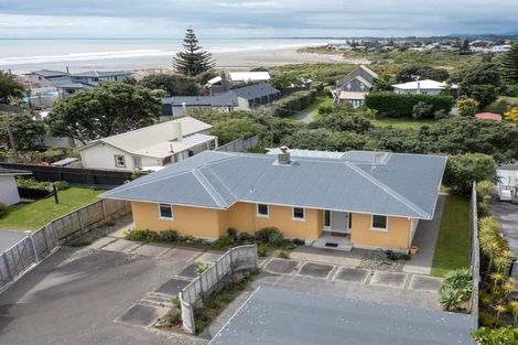 Photo of property in 12 Heperi Street, Waikanae Beach, Waikanae, 5036