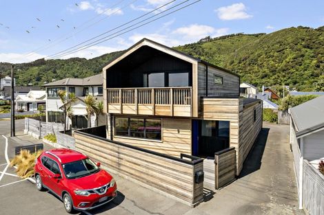 Photo of property in 133 Marine Parade, Eastbourne, Lower Hutt, 5013