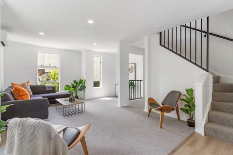 Photo of property in 2 Verdale Circle, Glen Eden, Auckland, 0602