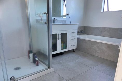 Photo of property in 2a Rixon Place, Te Atatu Peninsula, Auckland, 0610