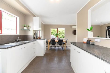 Photo of property in 17a Barron Drive, Green Bay, Auckland, 0604