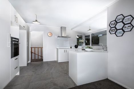 Photo of property in 82 Ravenwood Drive, Forrest Hill, Auckland, 0620