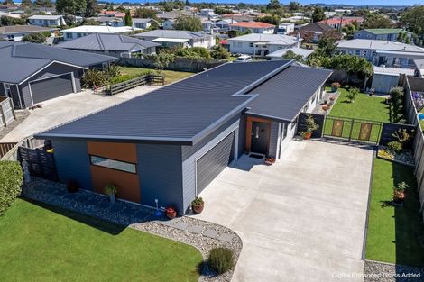 Photo of property in 8 Ash Close, Levin, 5510