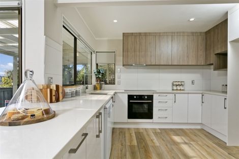 Photo of property in 6 Ravenstone Place, Chatswood, Auckland, 0626