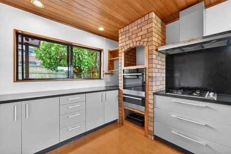 Photo of property in 2/50 Masterton Road, Rothesay Bay, Auckland, 0630