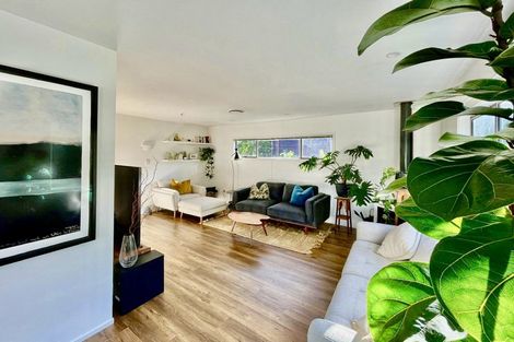 Photo of property in 2/56 Knightsbridge Drive, Forrest Hill, Auckland, 0620