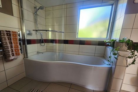 Photo of property in 28 Zingaro Place, Massey, Auckland, 0614