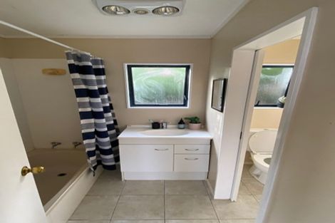 Photo of property in 2/59 Santiago Crescent, Unsworth Heights, Auckland, 0632