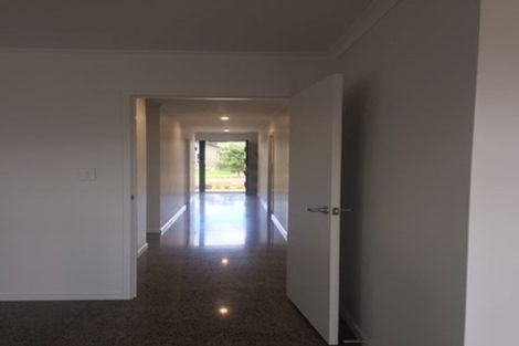 Photo of property in 42 Vinistra Road, Kumeu, 0810