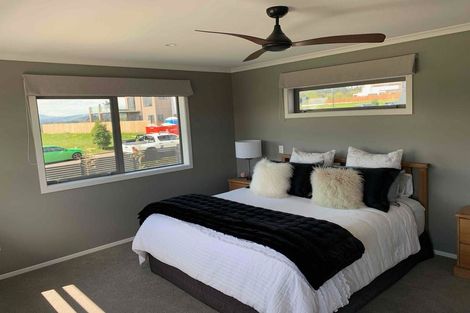 Photo of property in 4 Edenmore Terrace, Fitzherbert, Palmerston North, 4410