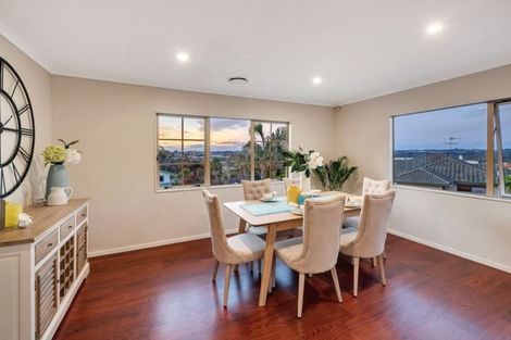 Photo of property in 32 Canary Place, Unsworth Heights, Auckland, 0632