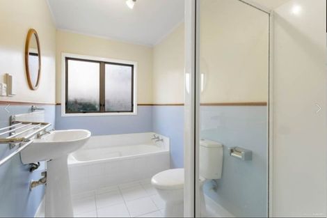Photo of property in 2/72 Onewa Road, Northcote Point, Auckland, 0627