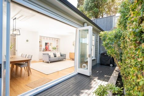 Photo of property in 60 Hawker Street, Mount Victoria, Wellington, 6011