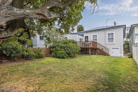 Photo of property in 17 Myrtle Crescent, Mount Cook, Wellington, 6021