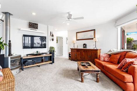 Photo of property in 1/4 Roberts Road, Matakatia, Whangaparaoa, 0930