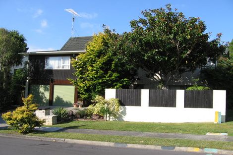 Photo of property in 32 Sandiacre Way, Browns Bay, Auckland, 0630