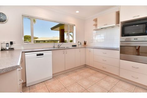Photo of property in 18 Dan Tori Place, Orewa, 0931