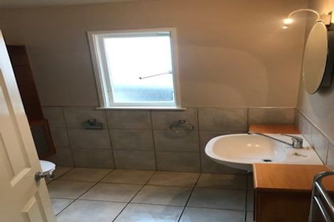 Photo of property in 11 Sylvan Avenue, Northcote, Auckland, 0627