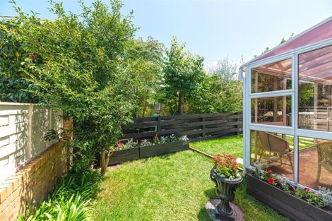Photo of property in 1/12 Cobblestone Lane, Hillcrest, Auckland, 0627