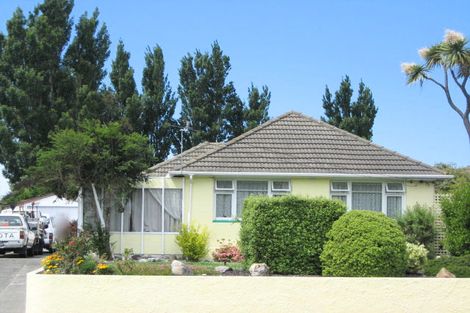 Photo of property in 35 Cuffs Road, Wainoni, Christchurch, 8061
