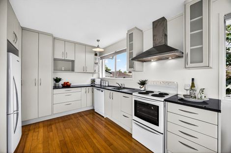 Photo of property in 70 Kiwi Esplanade, Mangere Bridge, Auckland, 2022