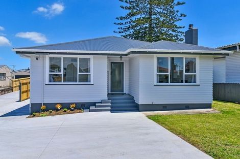 Photo of property in 37 Churchill Avenue, Manurewa, Auckland, 2102