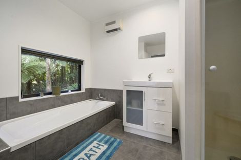 Photo of property in 1 Kakariki Grove, Waikanae, 5036