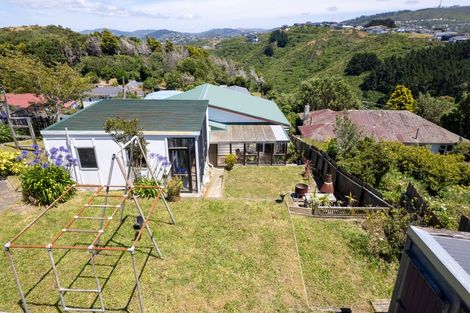 Photo of property in 25 Miles Crescent, Newlands, Wellington, 6037