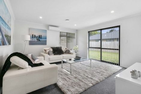 Photo of property in 13 Dumas Place, Rosehill, Papakura, 2113