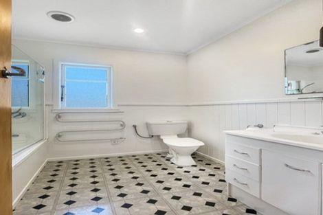 Photo of property in 108 Nevay Road, Karaka Bays, Wellington, 6022