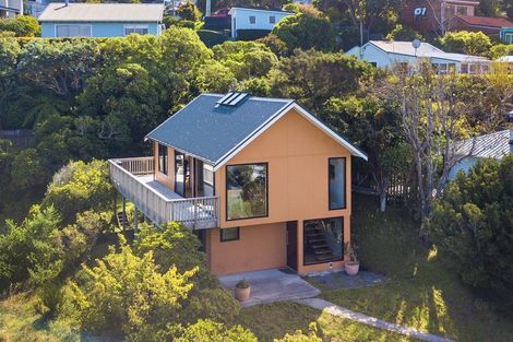 Photo of property in 13 Airlie Road, Plimmerton, Porirua, 5026