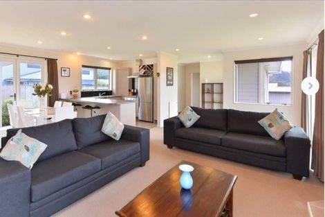 Photo of property in 31 Mcewen Crescent, Riverstone Terraces, Upper Hutt, 5018