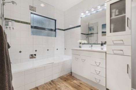 Photo of property in 220 Woodlands Park Road, Titirangi, Auckland, 0604