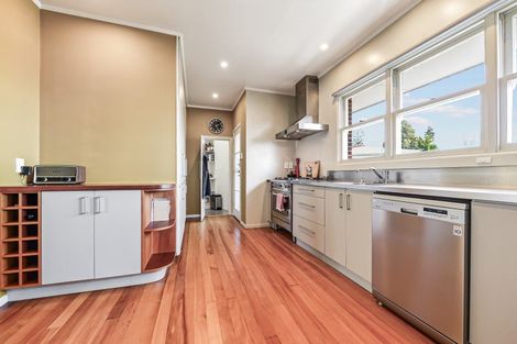 Photo of property in 39 Hillcrest Road, Hillcrest, Hamilton, 3216