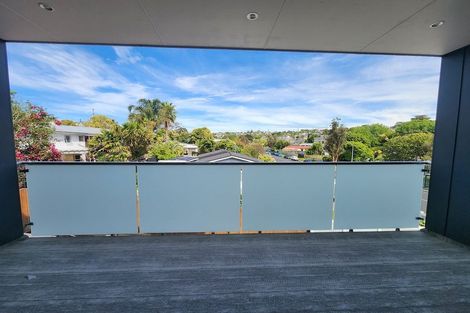 Photo of property in 22b Totaravale Drive, Totara Vale, Auckland, 0629