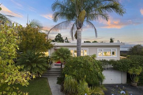 Photo of property in 1/94 Island Bay Road, Beach Haven, Auckland, 0626