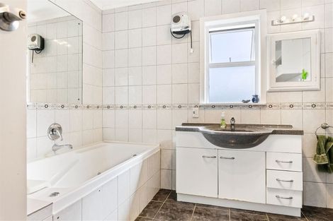 Photo of property in 53 Taikata Road, Te Atatu Peninsula, Auckland, 0610