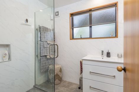 Photo of property in 33 Mandeville Place, Unsworth Heights, Auckland, 0632