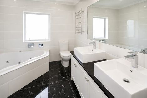 Photo of property in 68 Huntington Park Drive, Greenhithe, Auckland, 0632