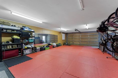 Photo of property in 19 Springdale Grove, Fitzherbert, Palmerston North, 4410