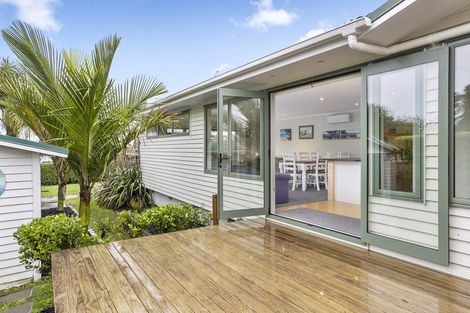 Photo of property in 6 Ward Crescent, Te Atatu Peninsula, Auckland, 0610