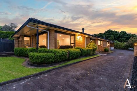 Photo of property in 4 Kingsclere Place, Goodwood Heights, Auckland, 2105
