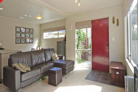 Photo of property in 2/131 Queens Drive, Lyall Bay, Wellington, 6022