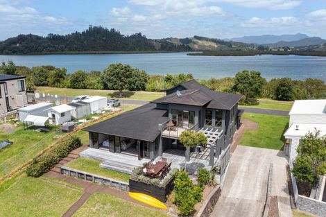 Photo of property in 10 Hei Esplanade, Whitianga, 3510
