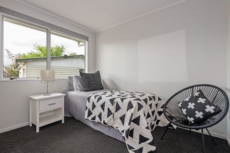 Photo of property in 32 Cumberland Place, Kelvin Grove, Palmerston North, 4414
