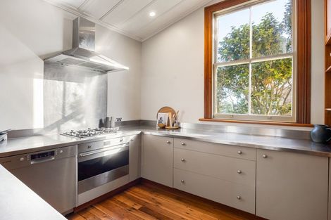 Photo of property in 31 Forest Lake Road, Forest Lake, Hamilton, 3200