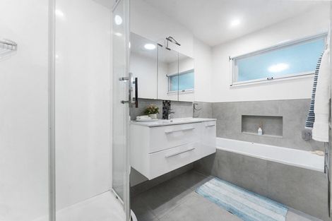 Photo of property in 2/40 James Evans Drive, Northcote, Auckland, 0627