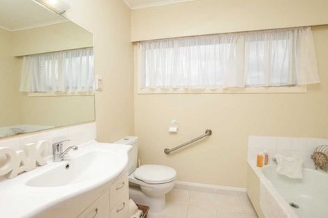 Photo of property in 2 Russleigh Drive, Dinsdale, Hamilton, 3204