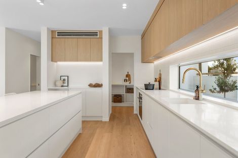 Photo of property in 2/1 The Brae, Mount Pleasant, Christchurch, 8081